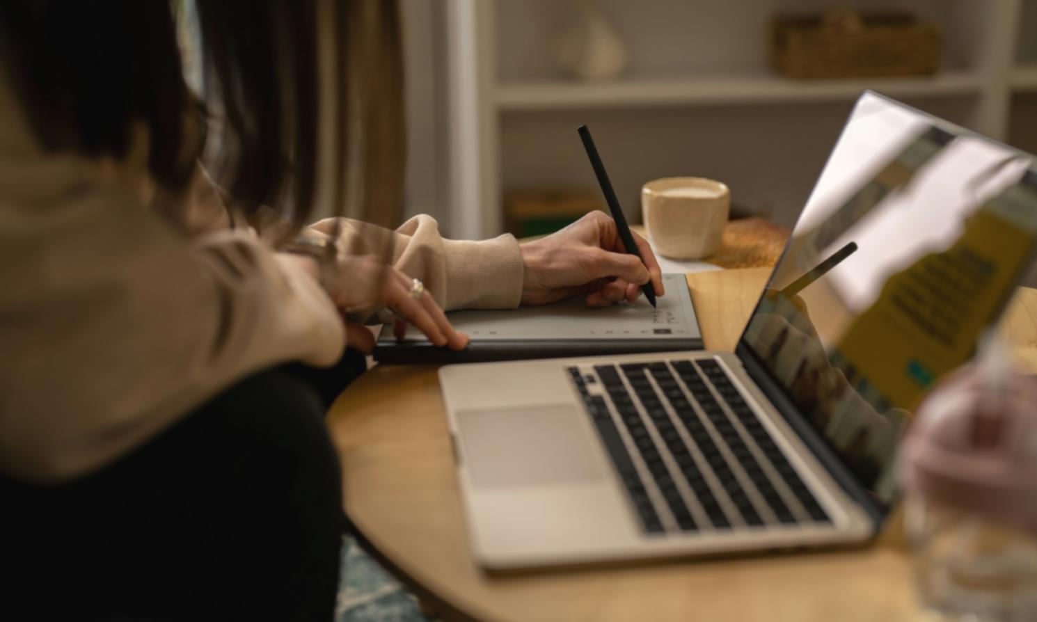 Equipo de xenovaripqta trabajando en soluciones financieras personalizadas